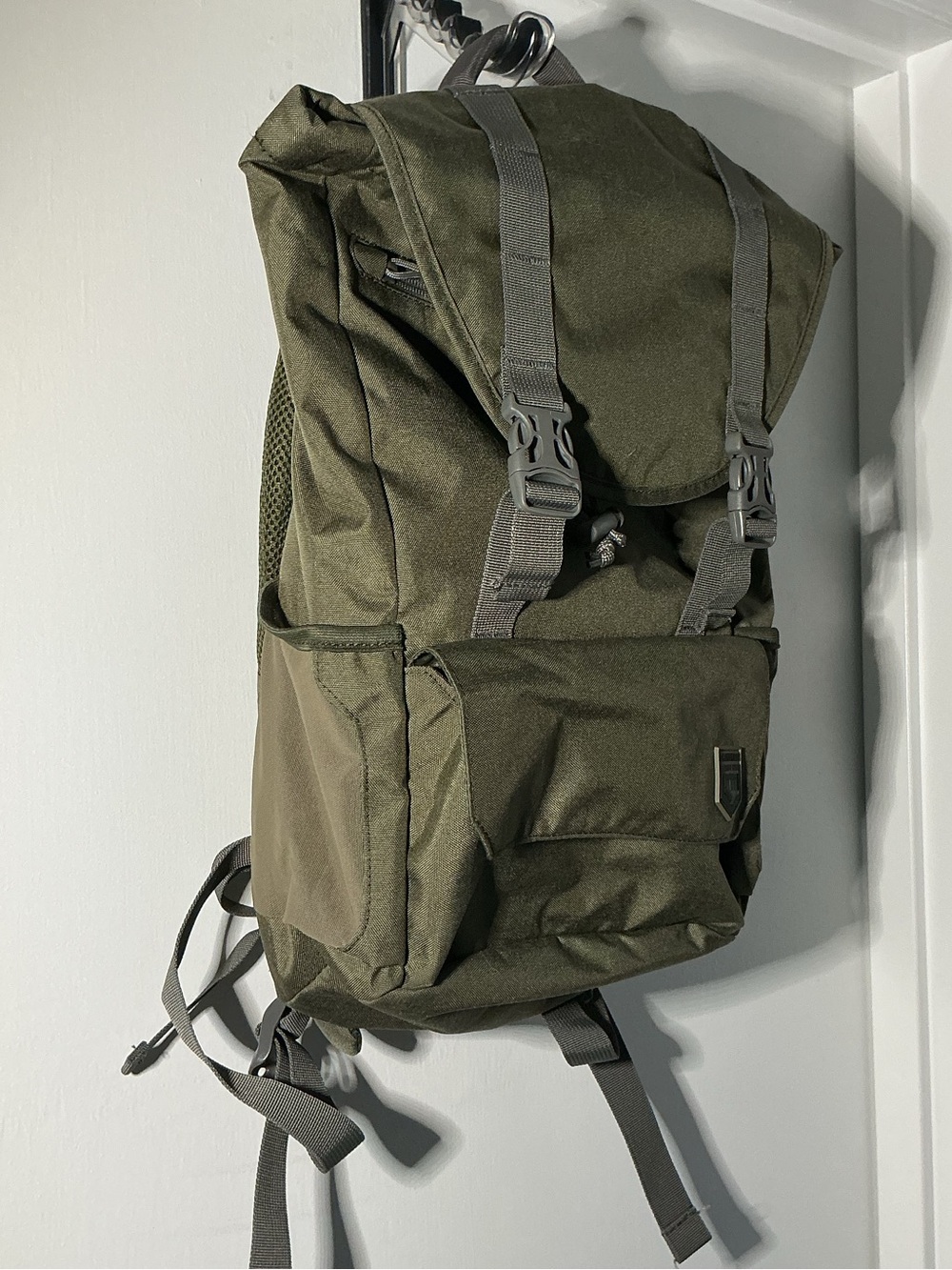 Cannae Olive Green Canvas Backpack with Dark Gray Straps - Picture 4 of 4